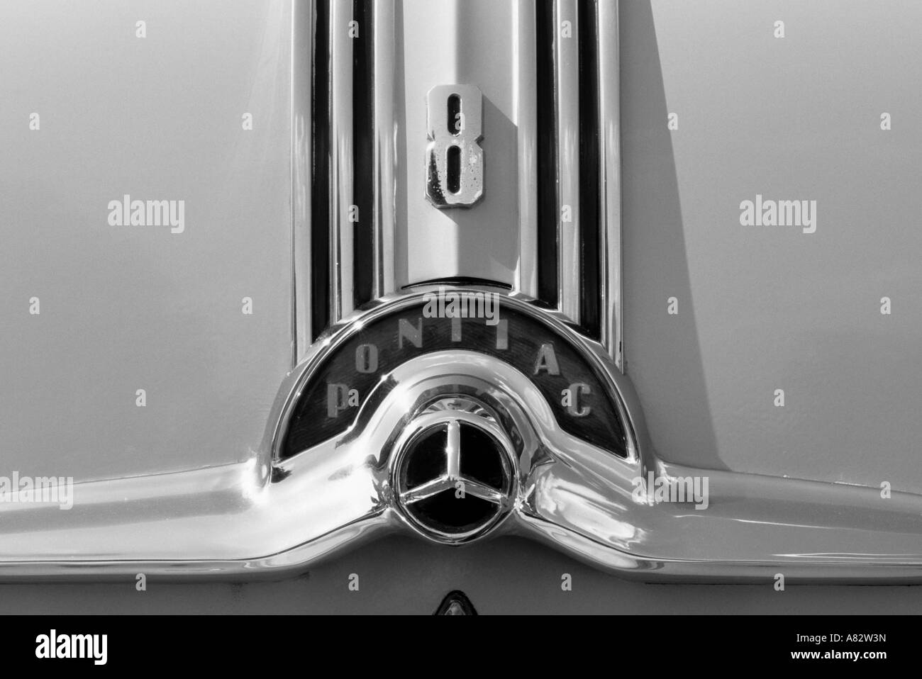 Pontiac Chieftain 8 de 1953. Constructeur automobile américain 1926 jusqu'à maintenant. Auto voiture Pontiac marque insigne motif américain bouilloire Banque D'Images