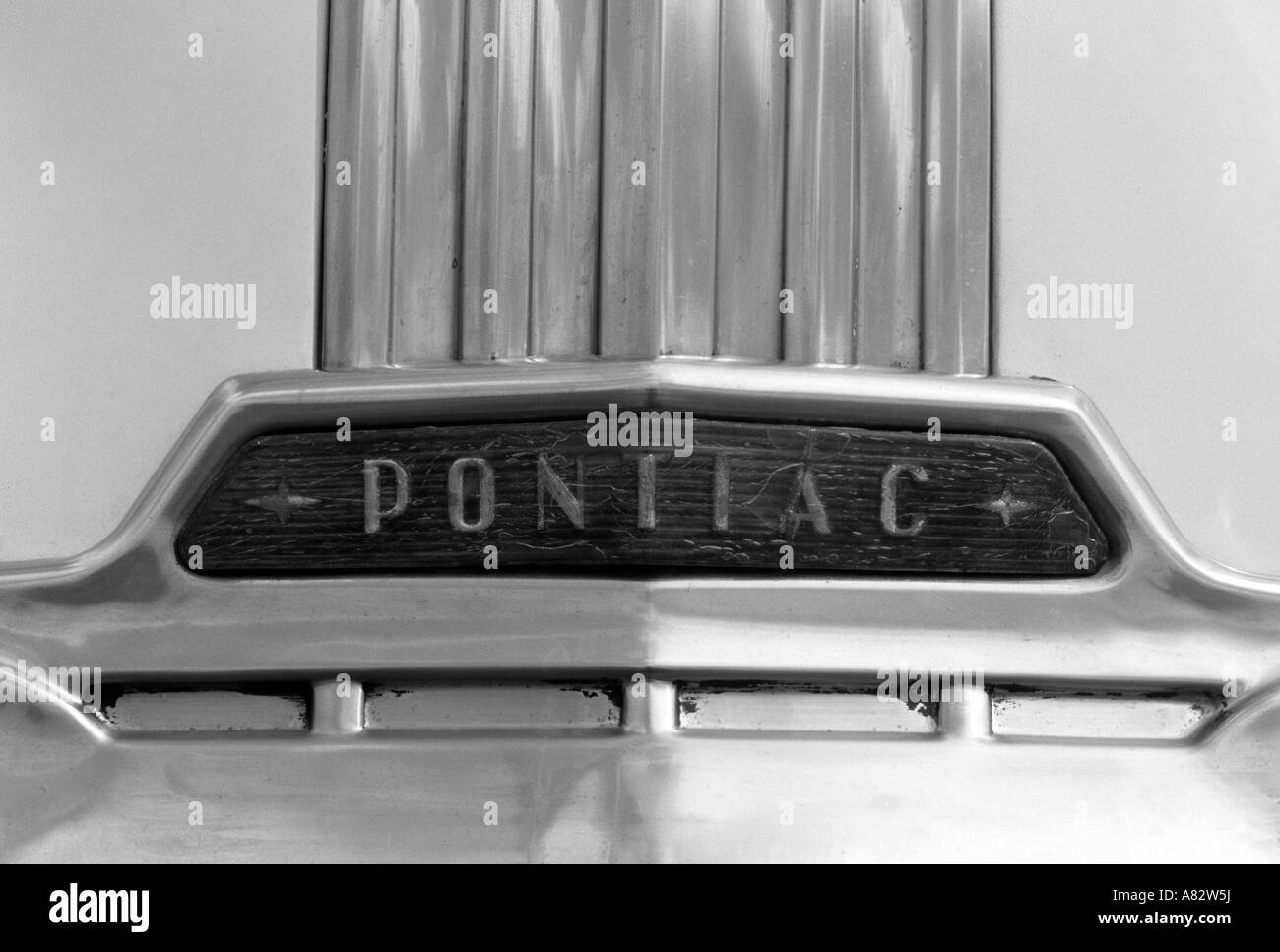 Pontiac de 1952. Constructeur automobile américain 1926 jusqu'à maintenant. Auto voiture Pontiac marque insigne motif américain bouilloire Banque D'Images