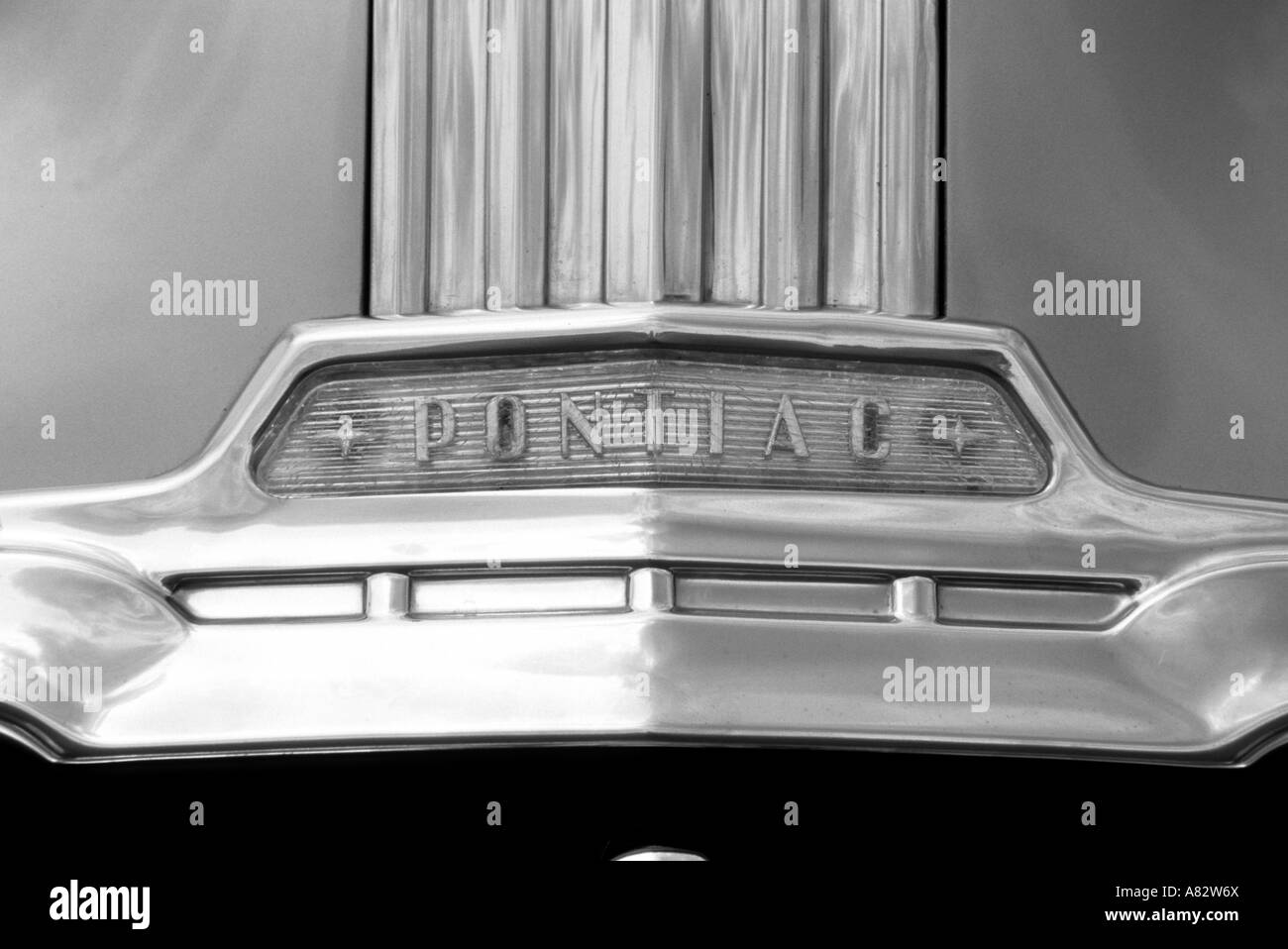 Pontiac de 1952. Constructeur automobile américain 1926 jusqu'à maintenant. Auto voiture Pontiac marque insigne motif américain bouilloire Banque D'Images