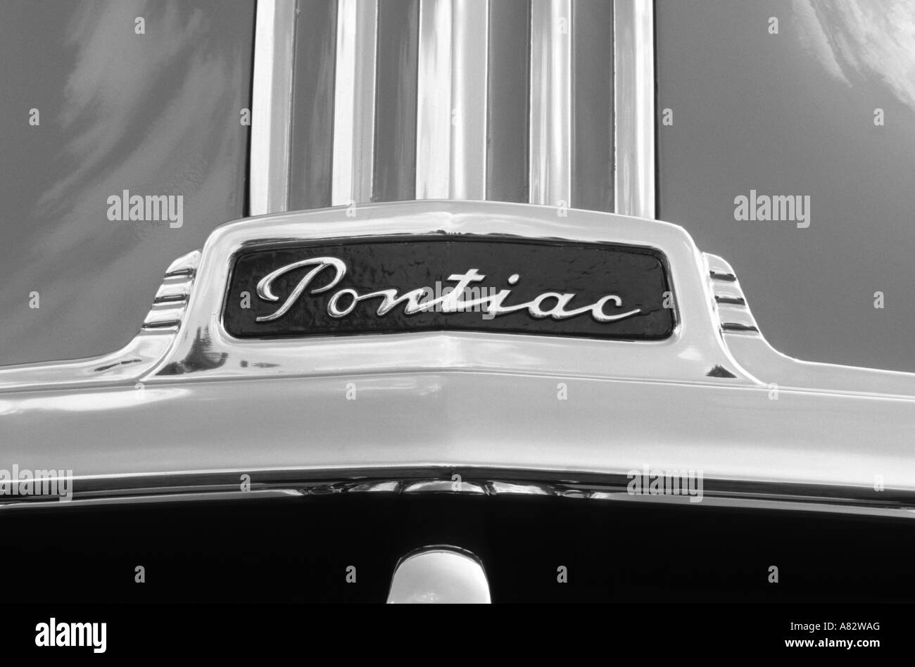 Pontiac Chieftain de 1951. Constructeur automobile américain 1926 jusqu'à maintenant. Auto voiture Pontiac marque insigne motif américain bouilloire Banque D'Images