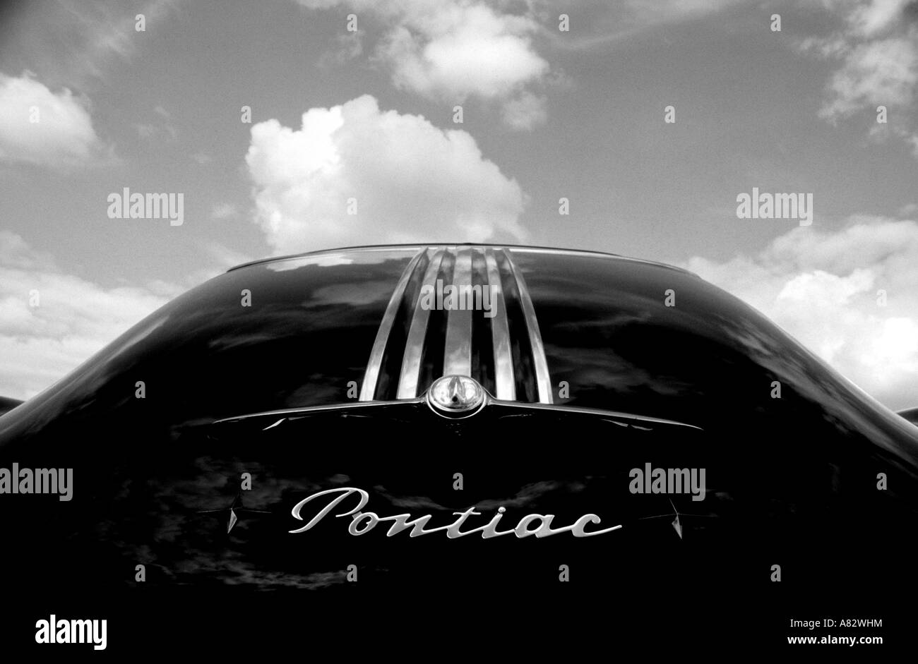 Pontiac de 1949. Constructeur automobile américain 1926 jusqu'à maintenant. Voiture Pontiac badge auto American art abstrait sky Banque D'Images