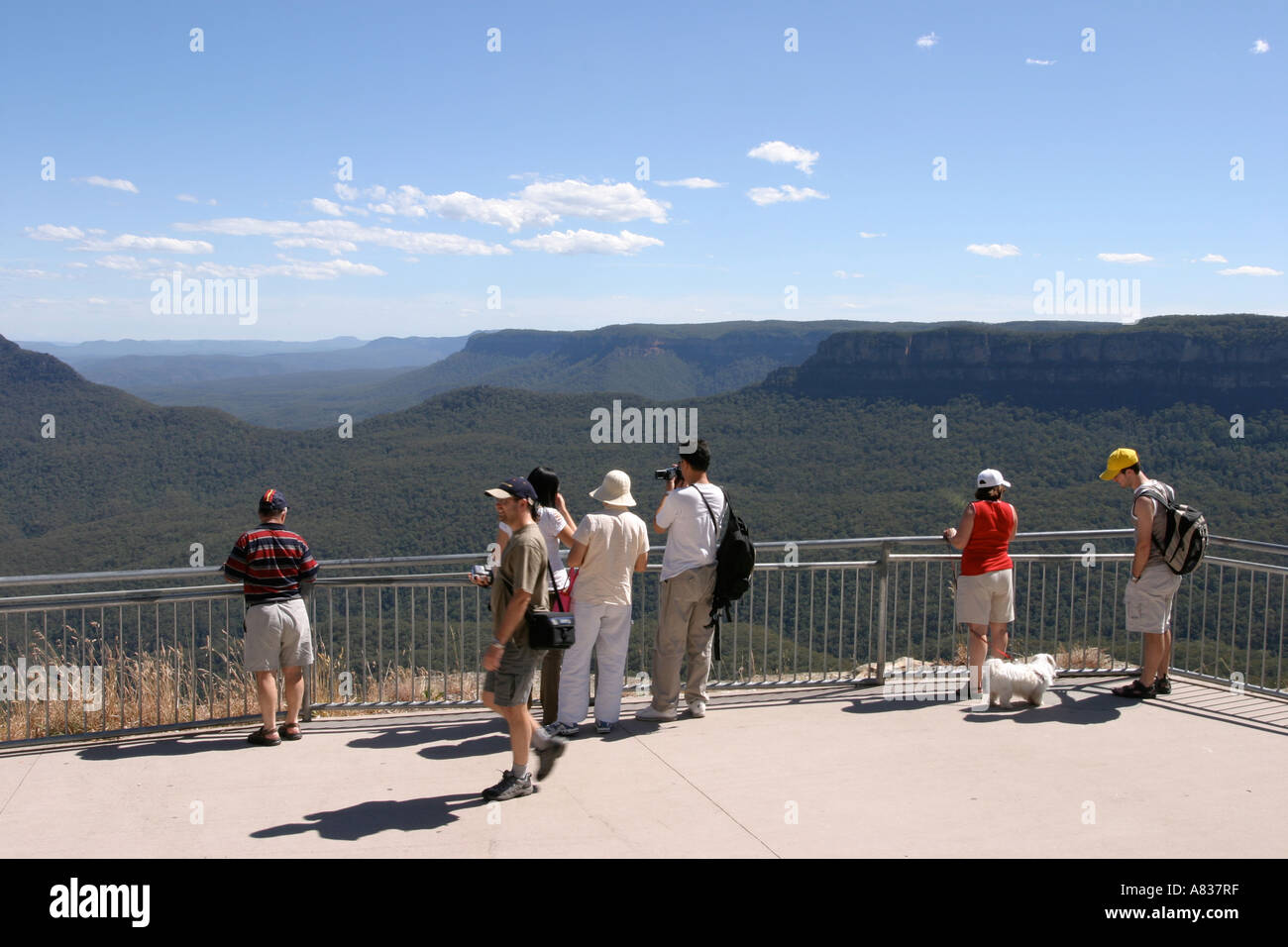 Les touristes dans les trois soeurs dans les Blue Mountains près de Sydney , Australie Banque D'Images