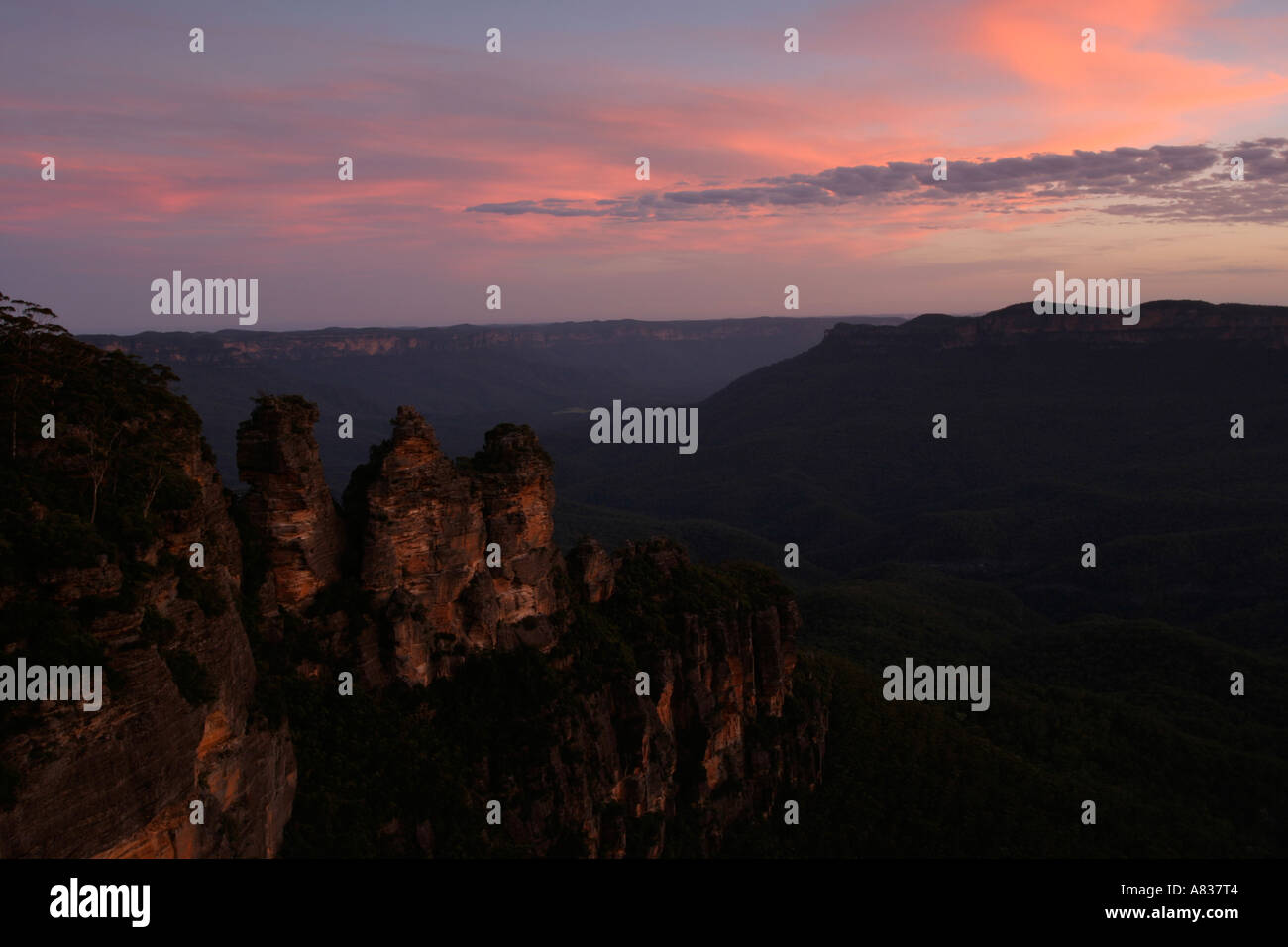 Coucher du soleil sur les trois soeurs dans les Blue Mountains près de Sydney , Australie Banque D'Images