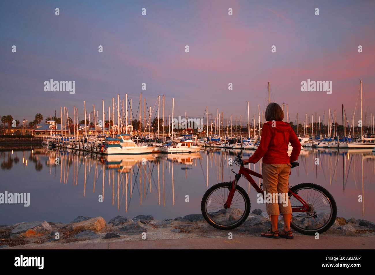 Un visiteur avec un vélo bénéficie de la Chula Vista Marina Chula Vista modèle californien publié Banque D'Images