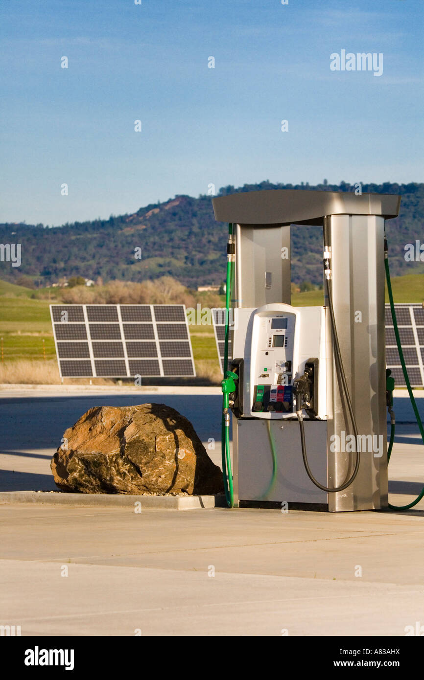 Des panneaux solaires et des pompes à essence anciennes contraste et nouvelles technologies de l'énergie Comté de Butte en Californie Banque D'Images