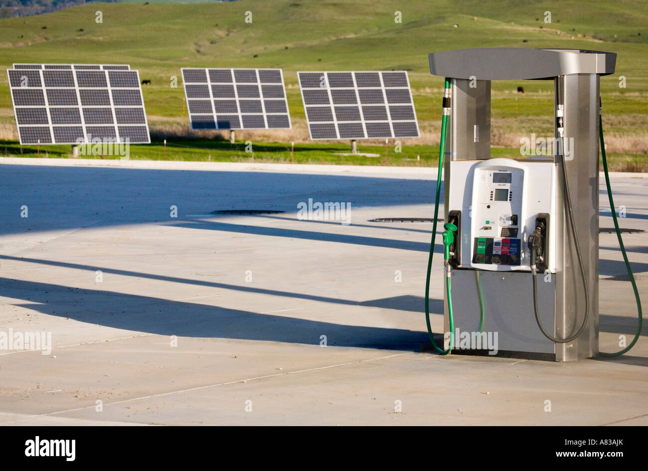 Des panneaux solaires et des pompes à essence anciennes contraste et nouvelles technologies de l'énergie Comté de Butte en Californie Banque D'Images