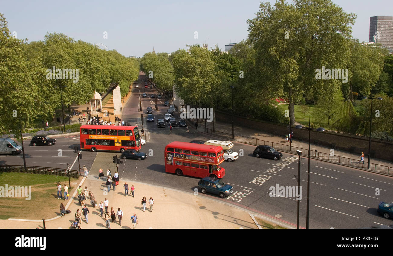 Vue depuis le haut de l'Édifice Wellington Arch, Hyde Park Corner London GB Royaume-Uni Londres bus rouge Banque D'Images