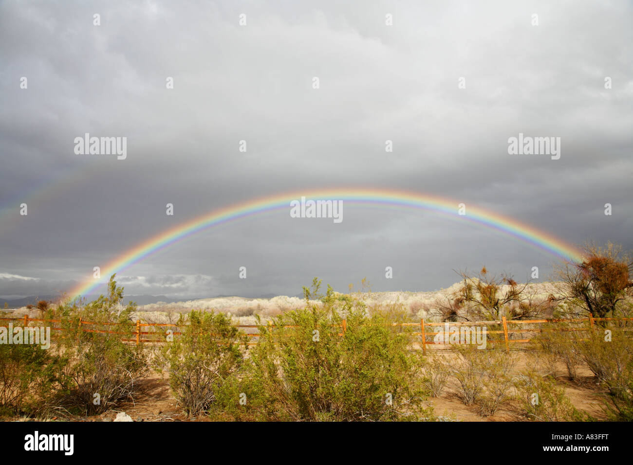 Un arc-en-ciel sur la rivière Verde près de Fountain Hills à l'Est de Phoenix Arizona Banque D'Images