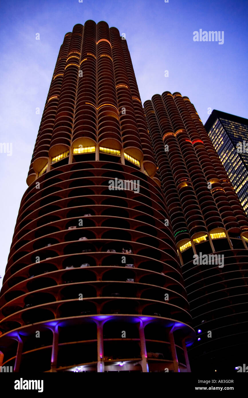 Le Marina City towers lit up at night, Chicago IL USA Banque D'Images