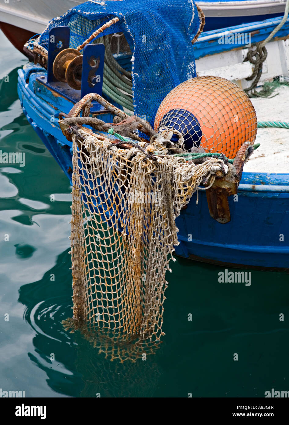Vitraux de la bouée et filet en nylon ancien bateau de pêche sur la Caleta Costa del Sol Espagne Banque D'Images