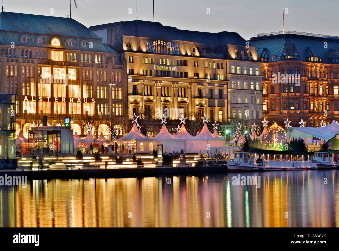 Marché de Noël sur la rue Jungfernstieg à Hambourg, Allemagne Banque D'Images