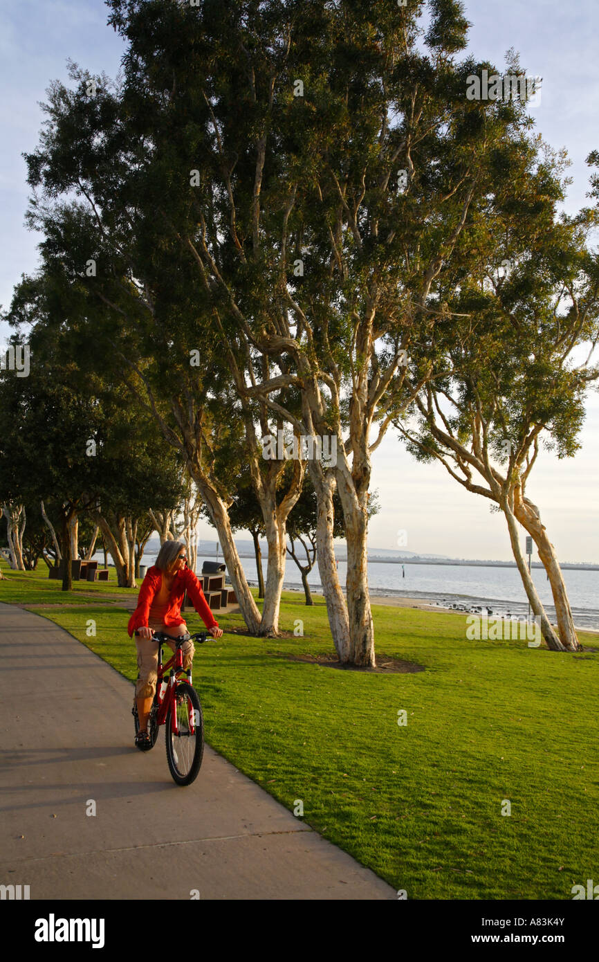 Un visiteur de faire du vélo le long de la baie de San Diego Chula Vista modèle californien publié Banque D'Images