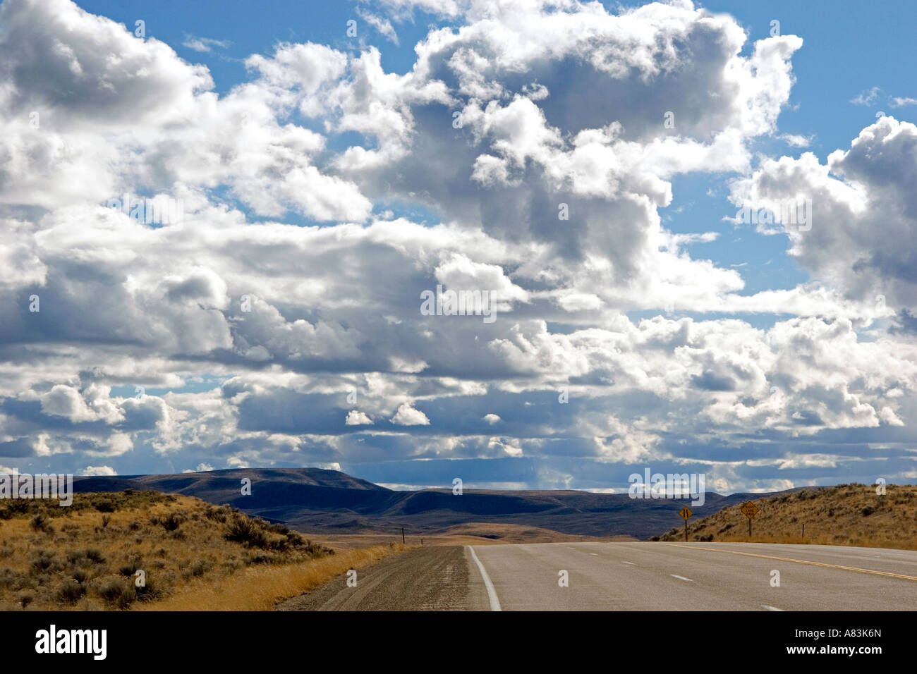 Les nuages au-dessus de printemps U S 95 au nord de la vallée du Jourdain l'Oregon Banque D'Images