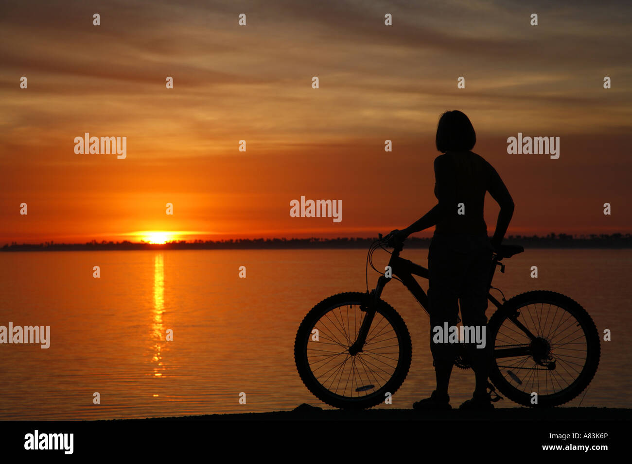 Un visiteur avec son vélo au coucher du soleil le long de la baie de San Diego Chula Vista modèle californien publié Banque D'Images