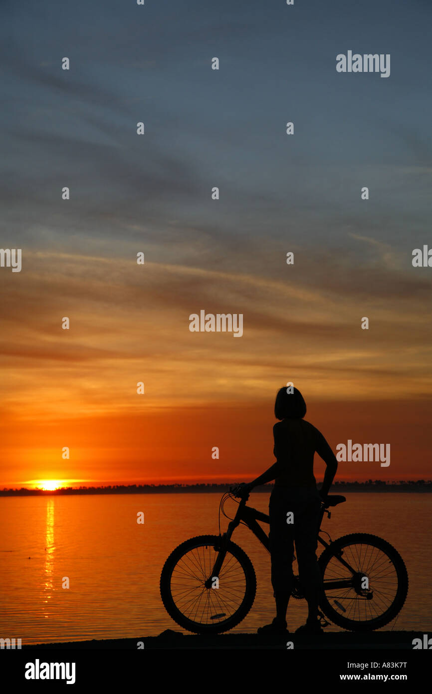 Un visiteur avec son vélo au coucher du soleil le long de la baie de San Diego Chula Vista modèle californien publié Banque D'Images