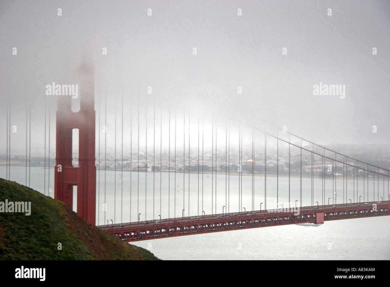 Une vue sur le Golden Gate brige avec du brouillard à San Francisco en Californie Banque D'Images