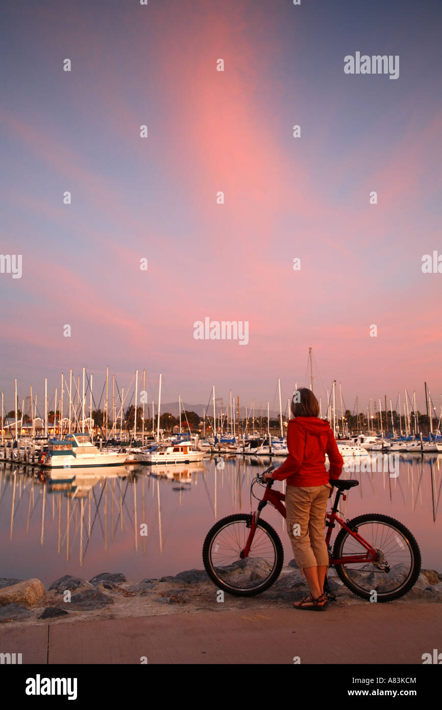 Un visiteur avec un vélo bénéficie de la Chula Vista Marina Chula Vista modèle californien publié Banque D'Images