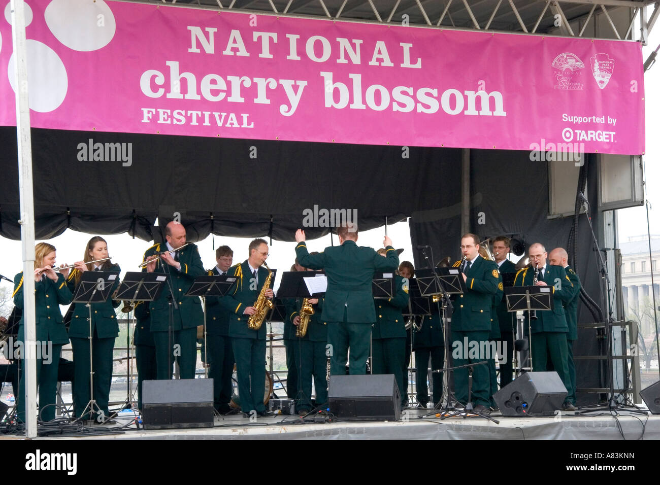 Un groupe joue au cours de la Cherry Blossom Festival à Washington D C Banque D'Images
