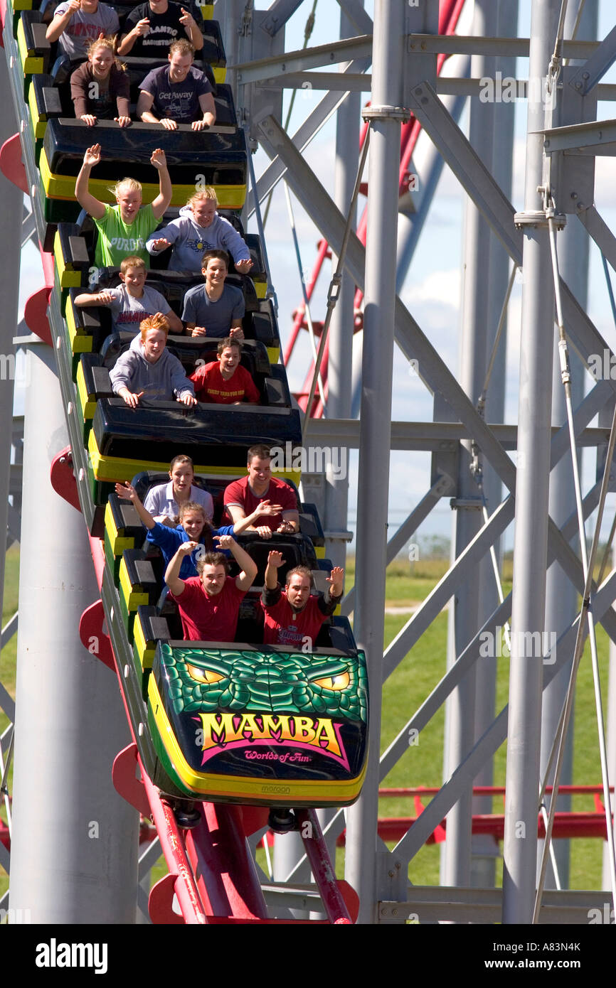 Les visiteurs monter les montagnes russes au Mamba Worlds of fun de Kansas City Missouri Banque D'Images