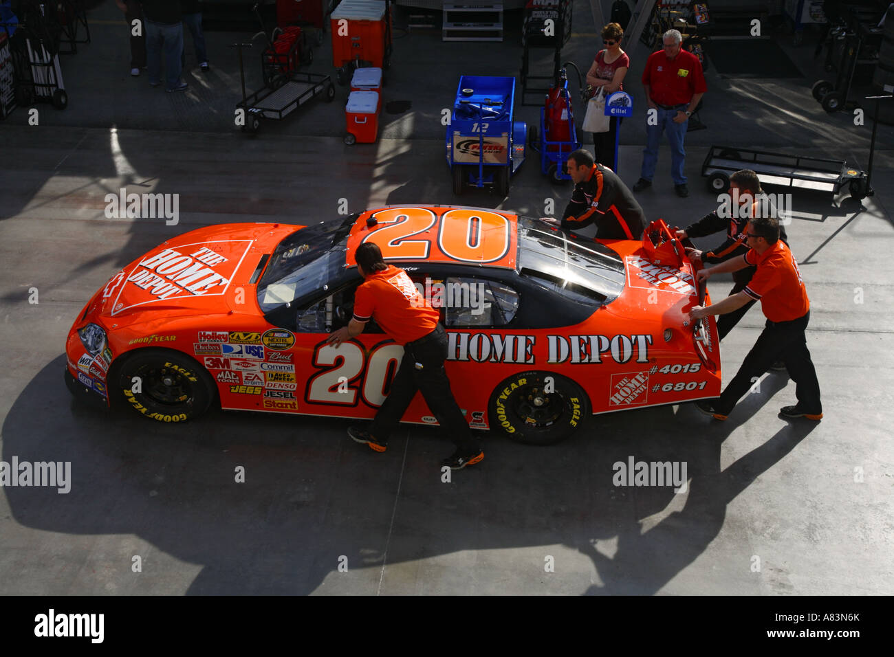 La voiture 20 de Tony Stewart lors d'une course de NASCAR à la Las Vegas Motor Speedway Las Vegas Nevada Banque D'Images