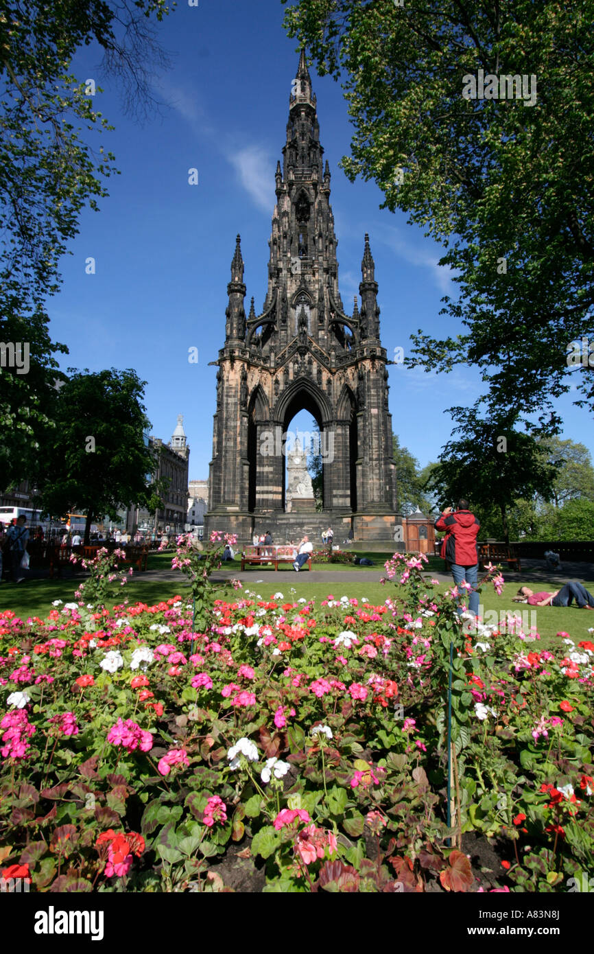 Sir Walter Scott Monument par les jardins de Princes street edinburgh scotland fleurs d'été Banque D'Images