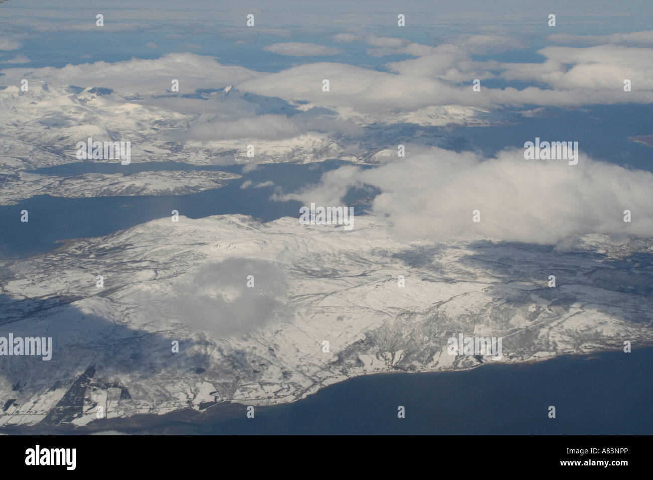 Montagnes couvertes de neige de l'hiver la région de Tromso, Norvège Plan Vue aérienne du cercle arctique Banque D'Images