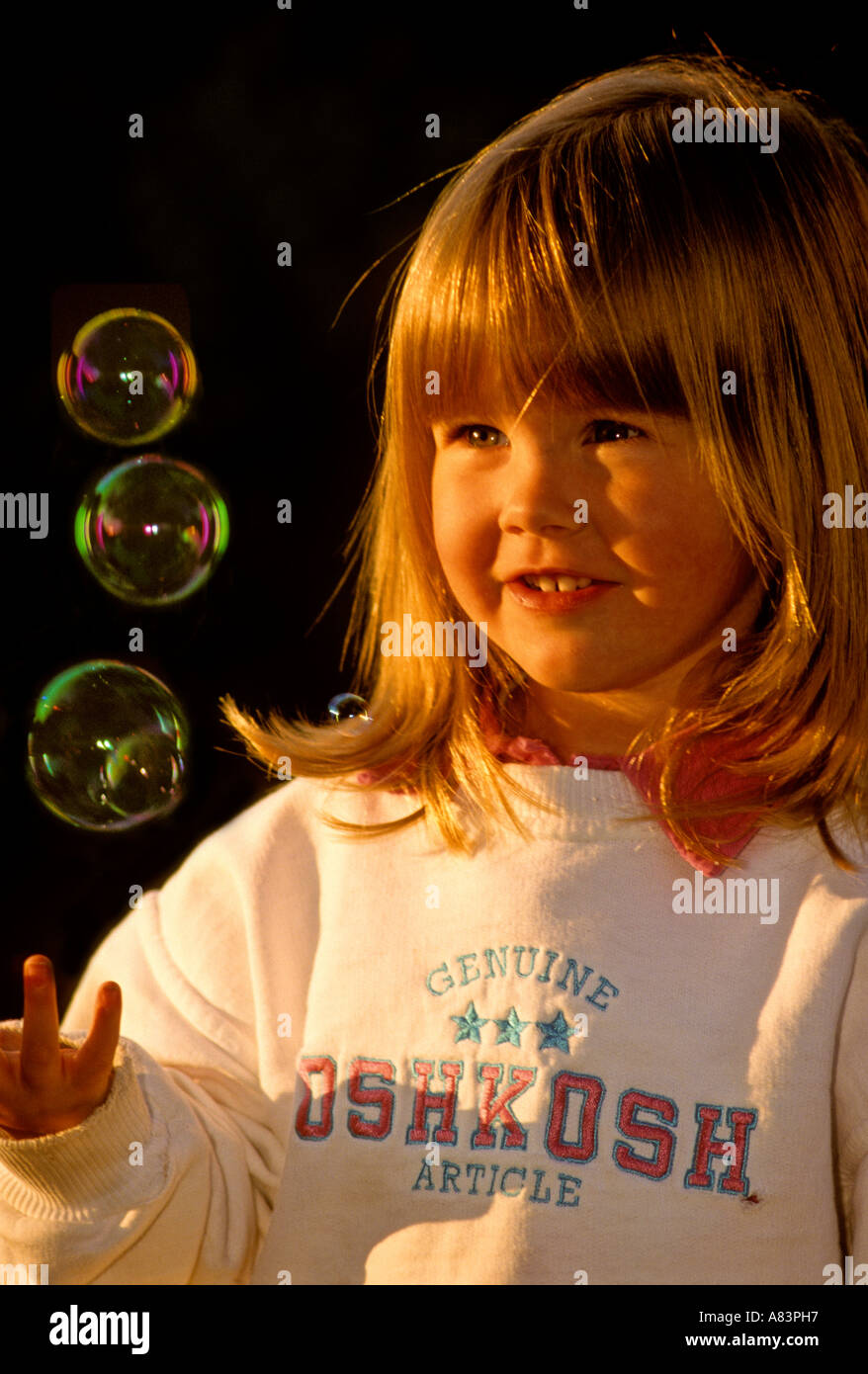 Kayla jouant avec quelques bulles Banque D'Images