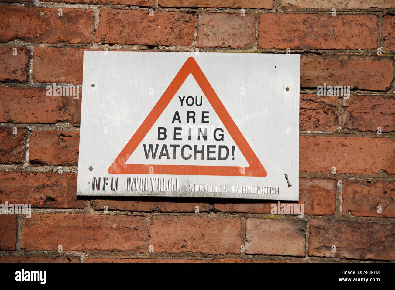 Vous êtes surveillé signer au bâtiment de ferme Banque D'Images