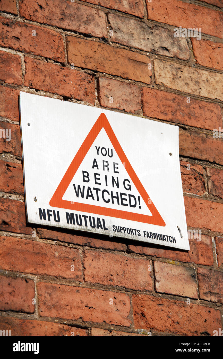 Vous êtes surveillé signer au bâtiment de ferme Banque D'Images