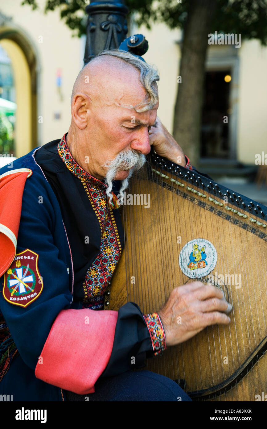 Gdansk, Pologne ; Cossak singer avec zither en Dlugi Targ (marché) Banque D'Images