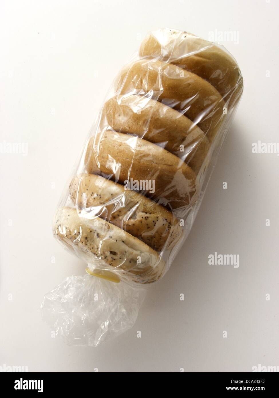 Demi-douzaine de bagels dans un sac en cellophane Banque D'Images