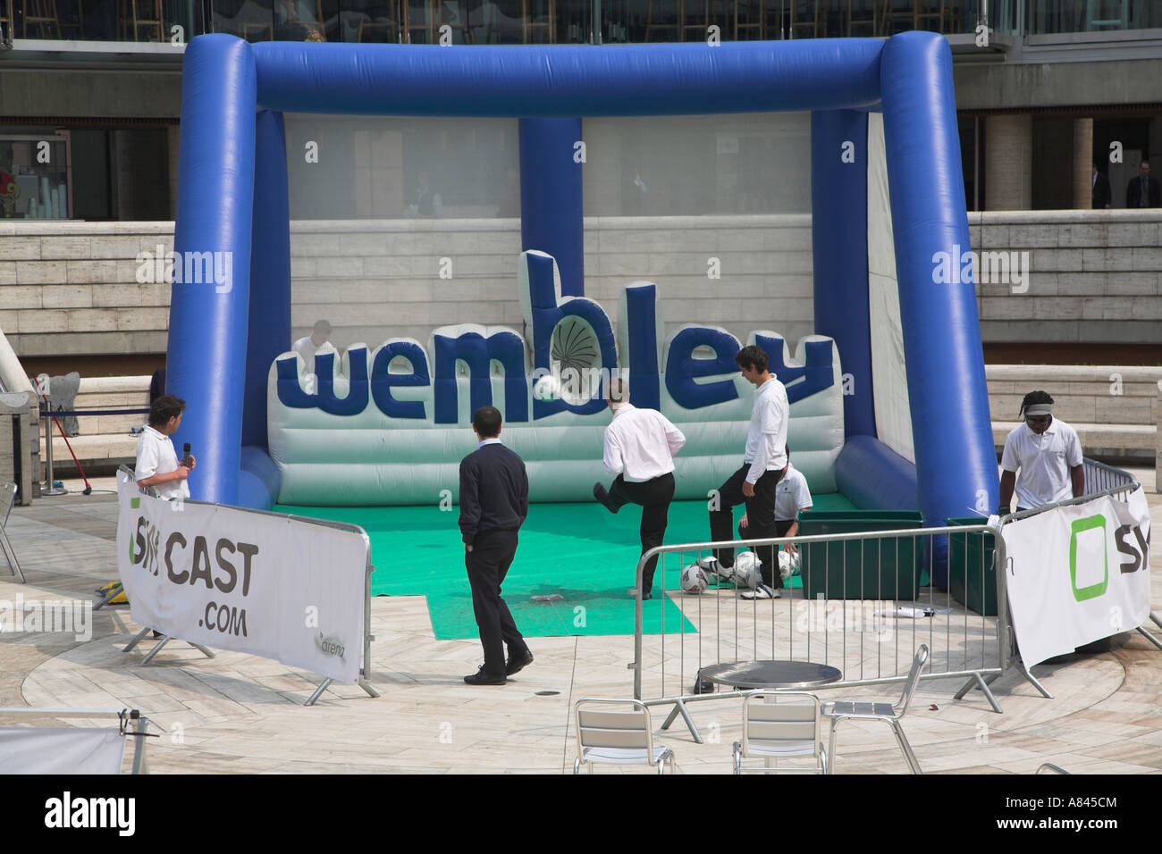 Spectacle de cirque Football Broadgate, City of London, England Banque D'Images