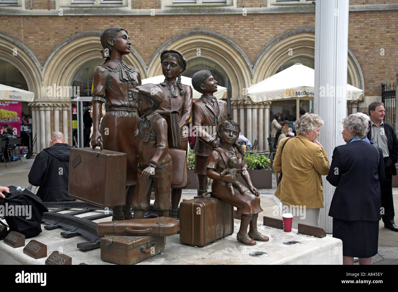 Frank Meisler memorial bronze sculpture Enfants du Kindertransport, Hope Square, la gare de Liverpool Street, Londres, Angleterre Banque D'Images