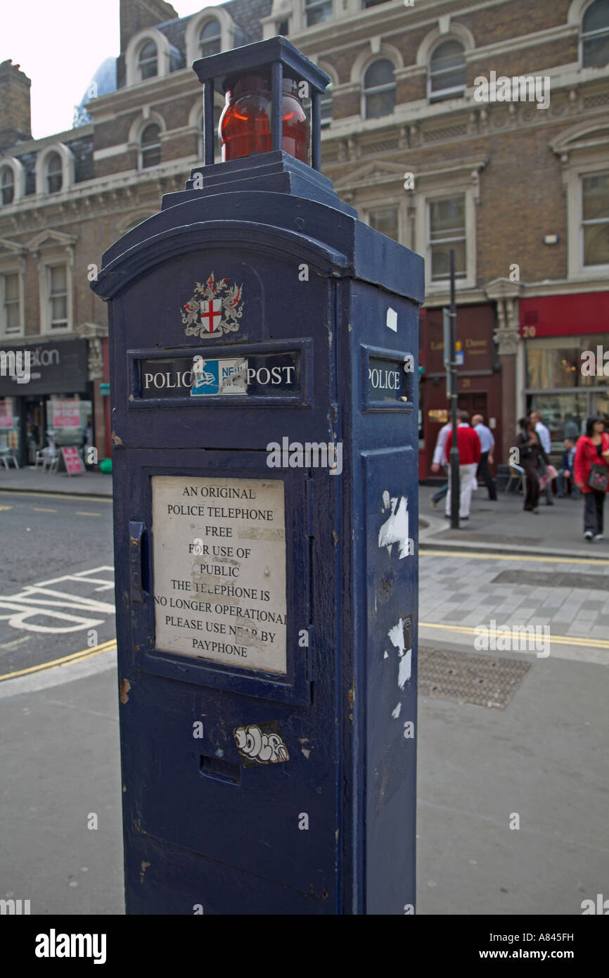 Téléphone à l'ancienne police bleu près de Liverpool Street, London, E1, Angleterre Banque D'Images