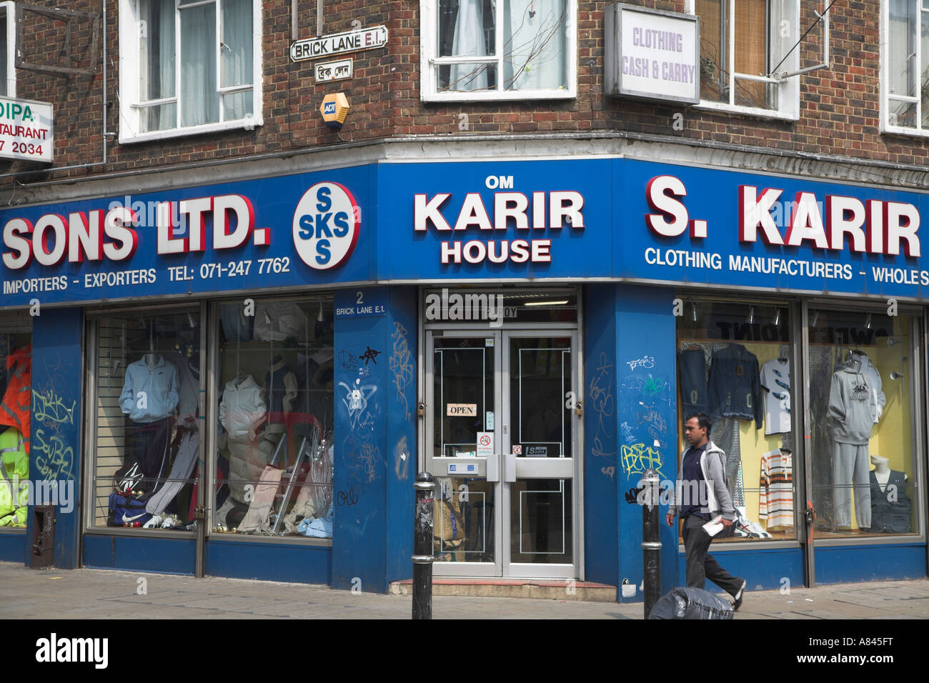 Plaque de rue en anglais et bengali et asiatique boutique de vêtements ,  Brick Lane, London, E1, Angleterre Photo Stock - Alamy