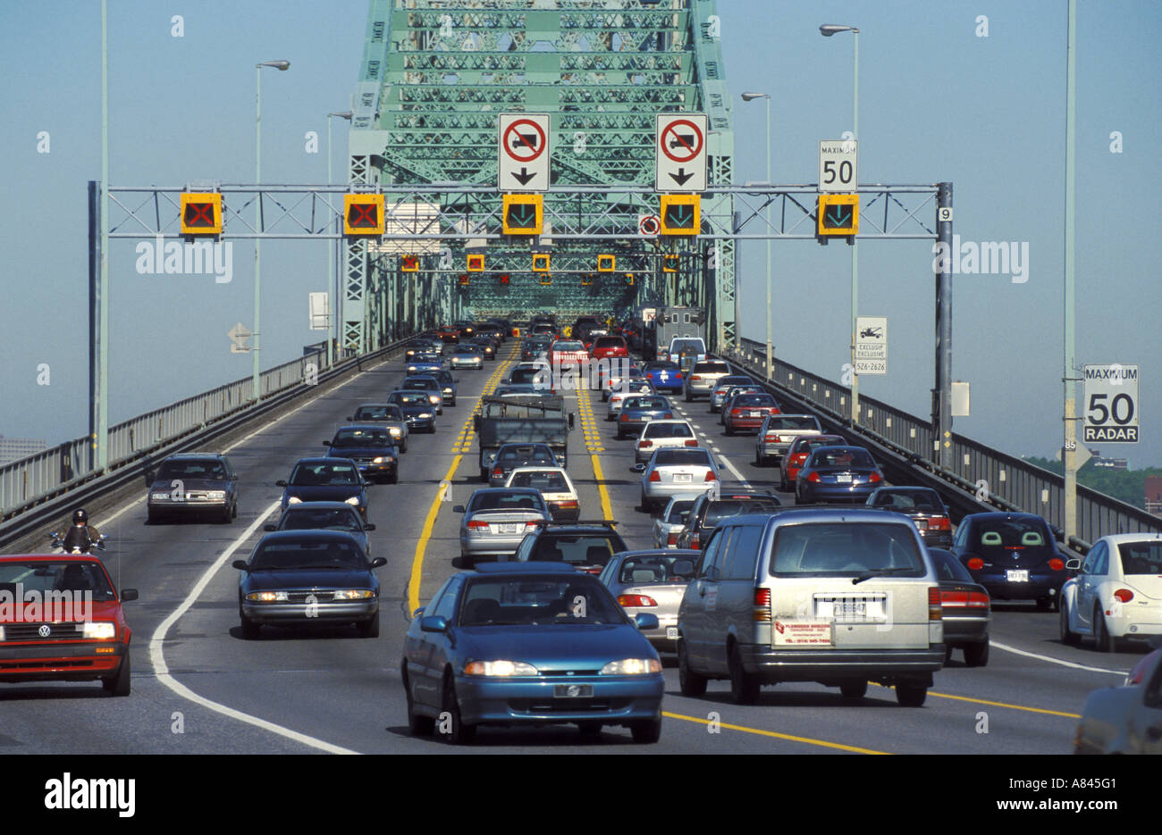 Canada Montréal trafic lourd passage sur le pont Jacques Cartier Banque D'Images