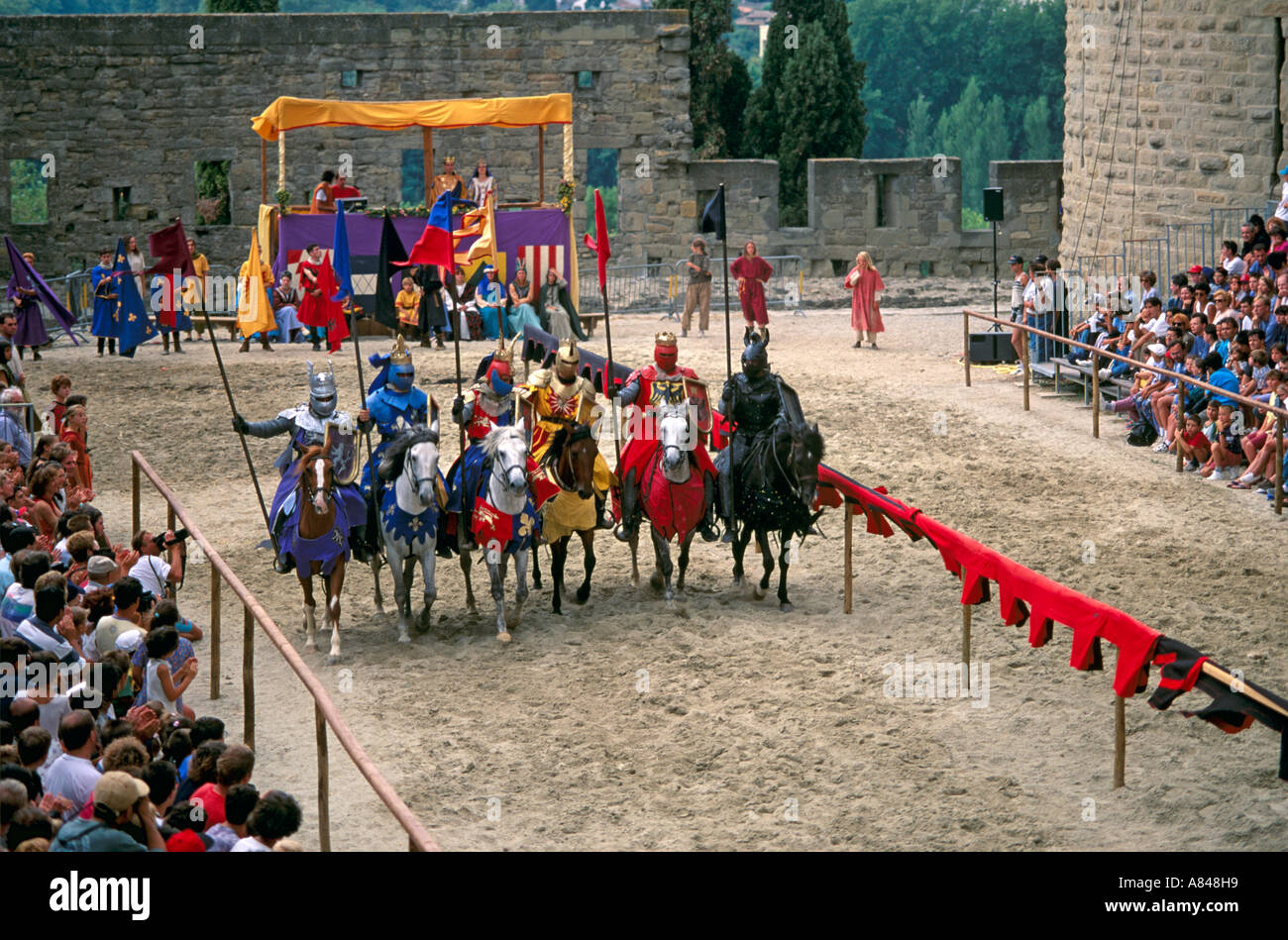 La France. Sud-ouest. Carcassonne. La Cité n'fêtes médiévales chaque été  avec des joutes spectaculaires et costumes d'époque Photo Stock - Alamy