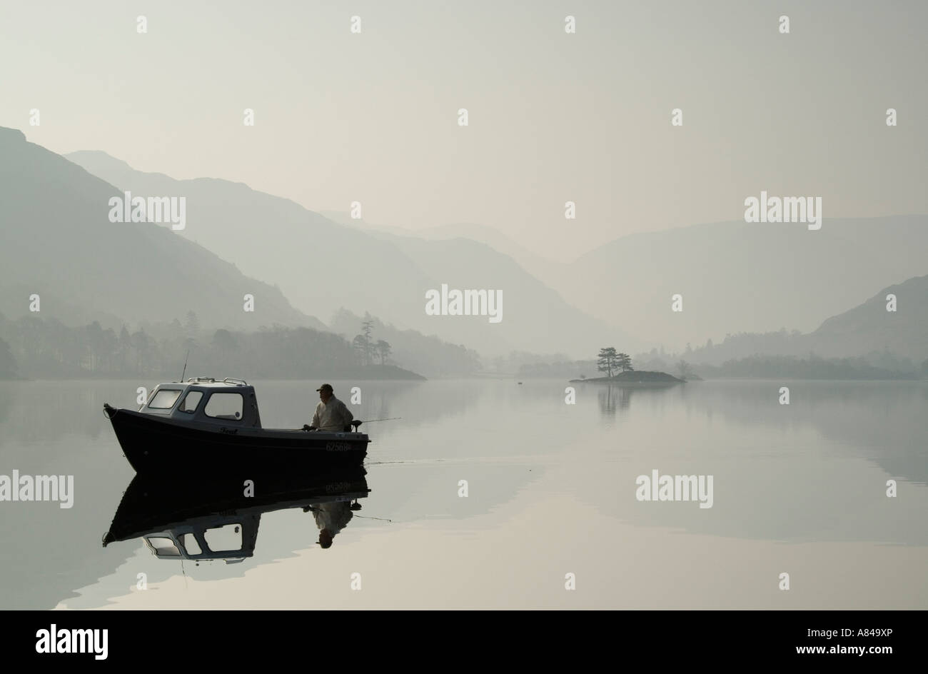 La pêche sur Ullswater, Cumbria Banque D'Images