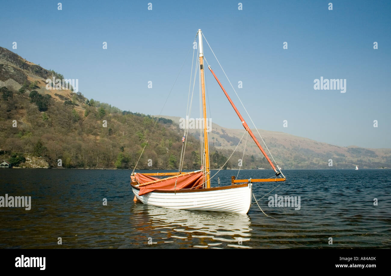 Bateau à voile sur Ullswater, Cumbria Banque D'Images