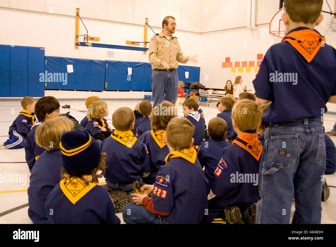 Les louveteaux à l'écoute du leader l'âge de 7 et 30. Horace Mann Elementary School 'St Paul' Minnesota USA Banque D'Images