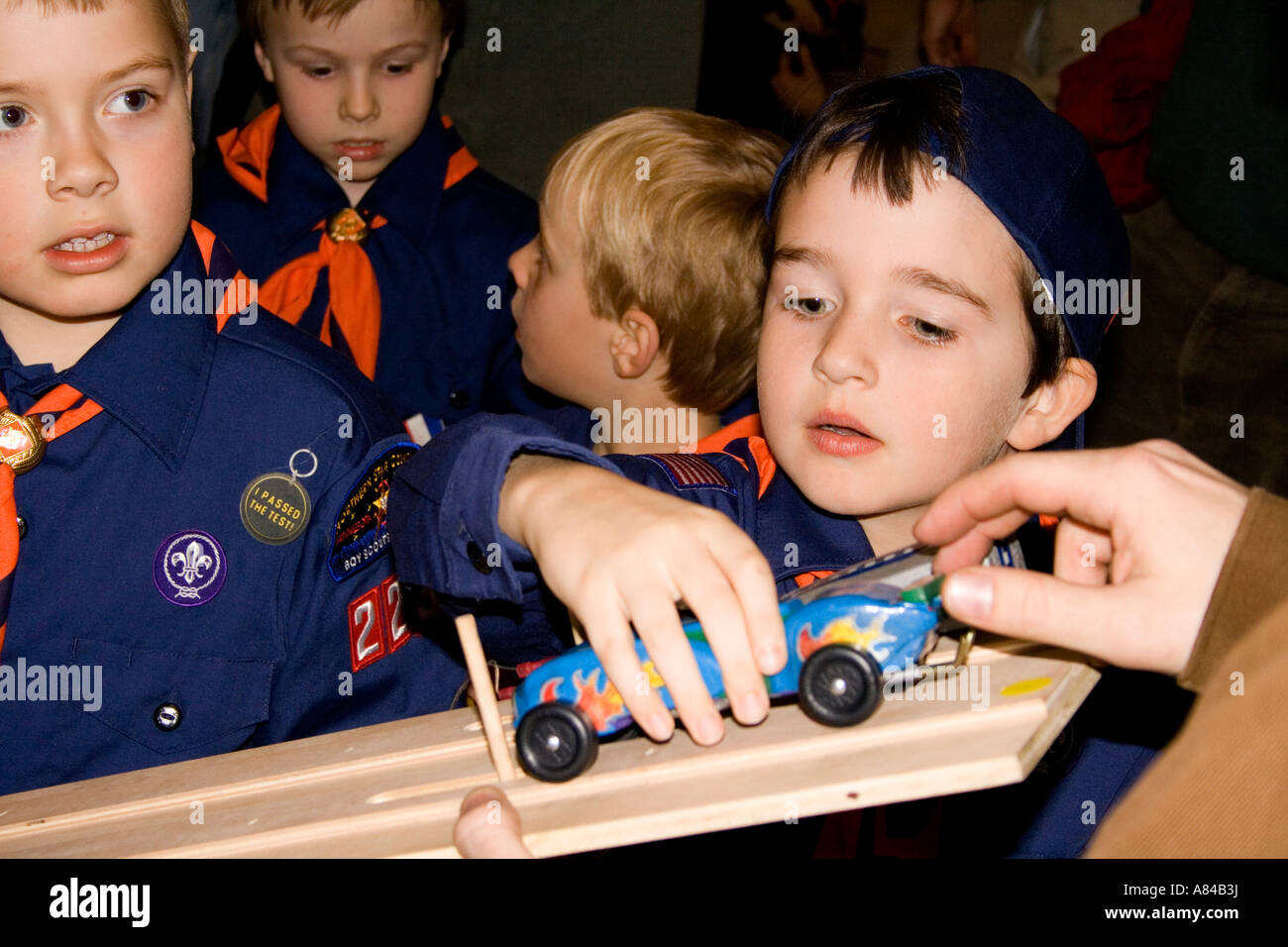 Les Louveteaux de 7 ans commençant en voiture de course de Pinewood Derby annuel. Horace Mann Elementary School 'St Paul' Minnesota USA Banque D'Images