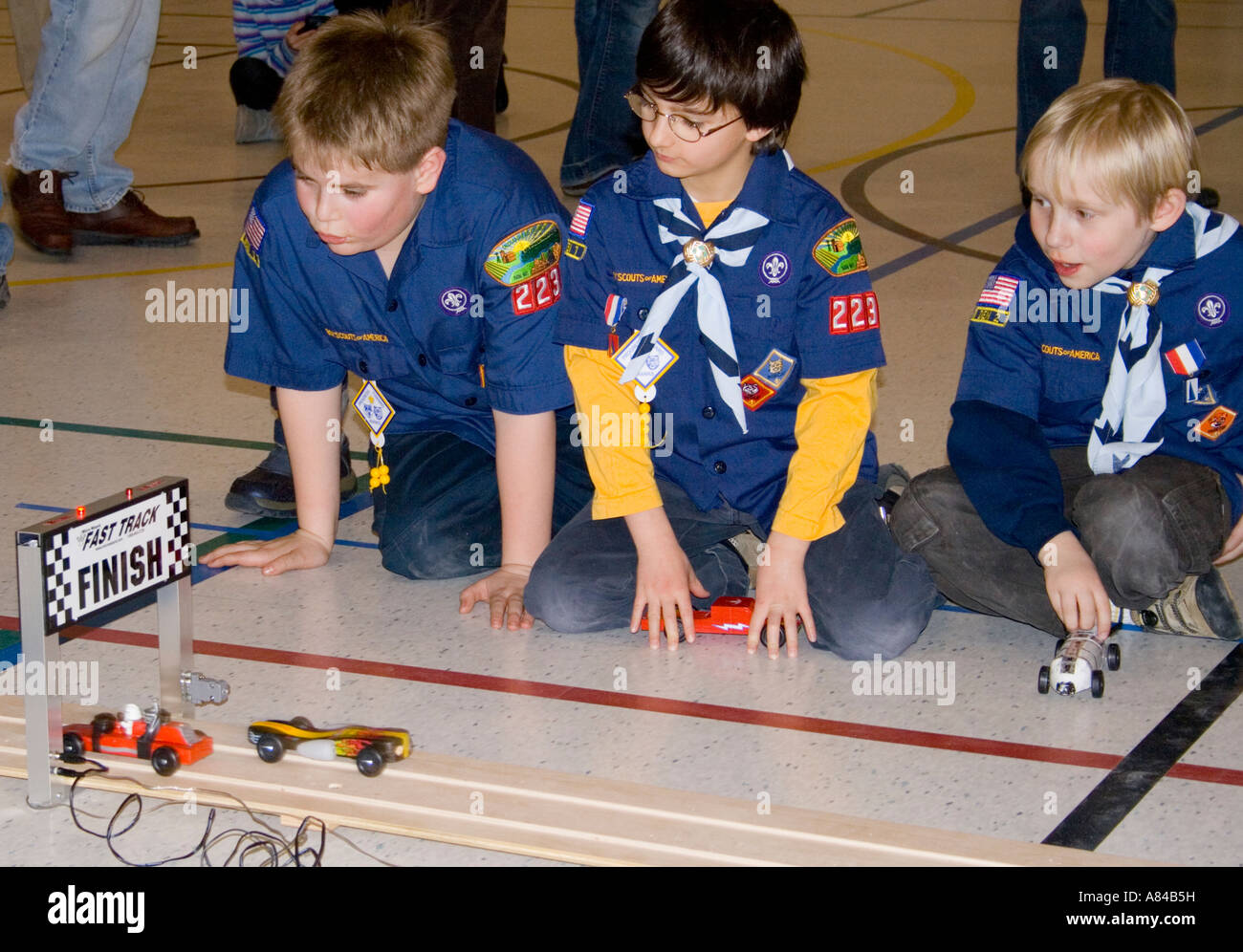 Les Louveteaux de 7 ans regarder intensément la finition de Pinewood Derby. Horace Mann Elementary School 'St Paul' Minnesota USA Banque D'Images