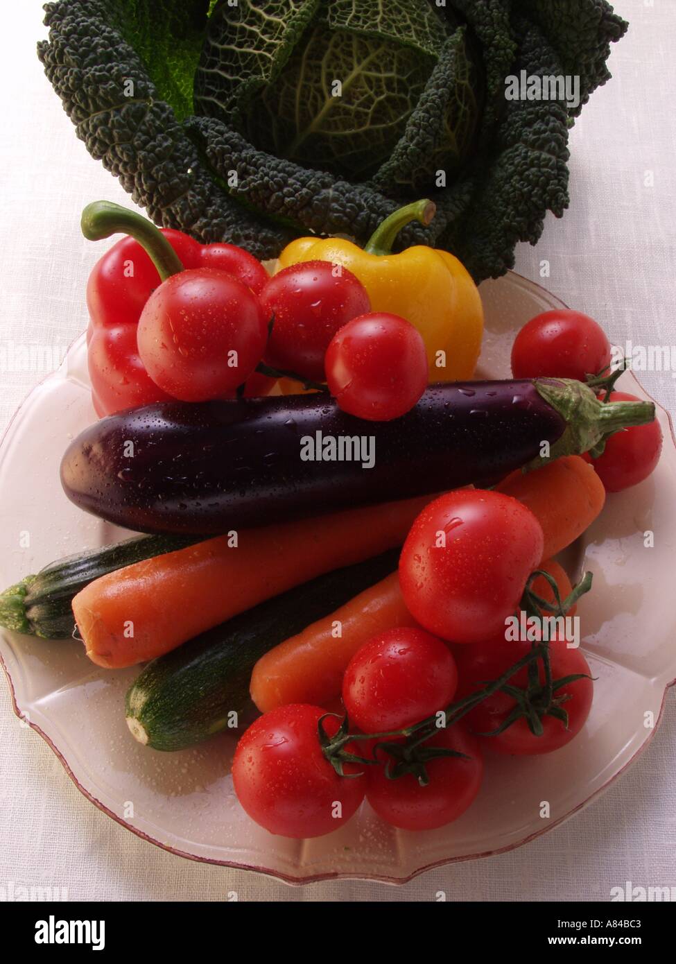 Légumes frais sur la plaque 2 Banque D'Images