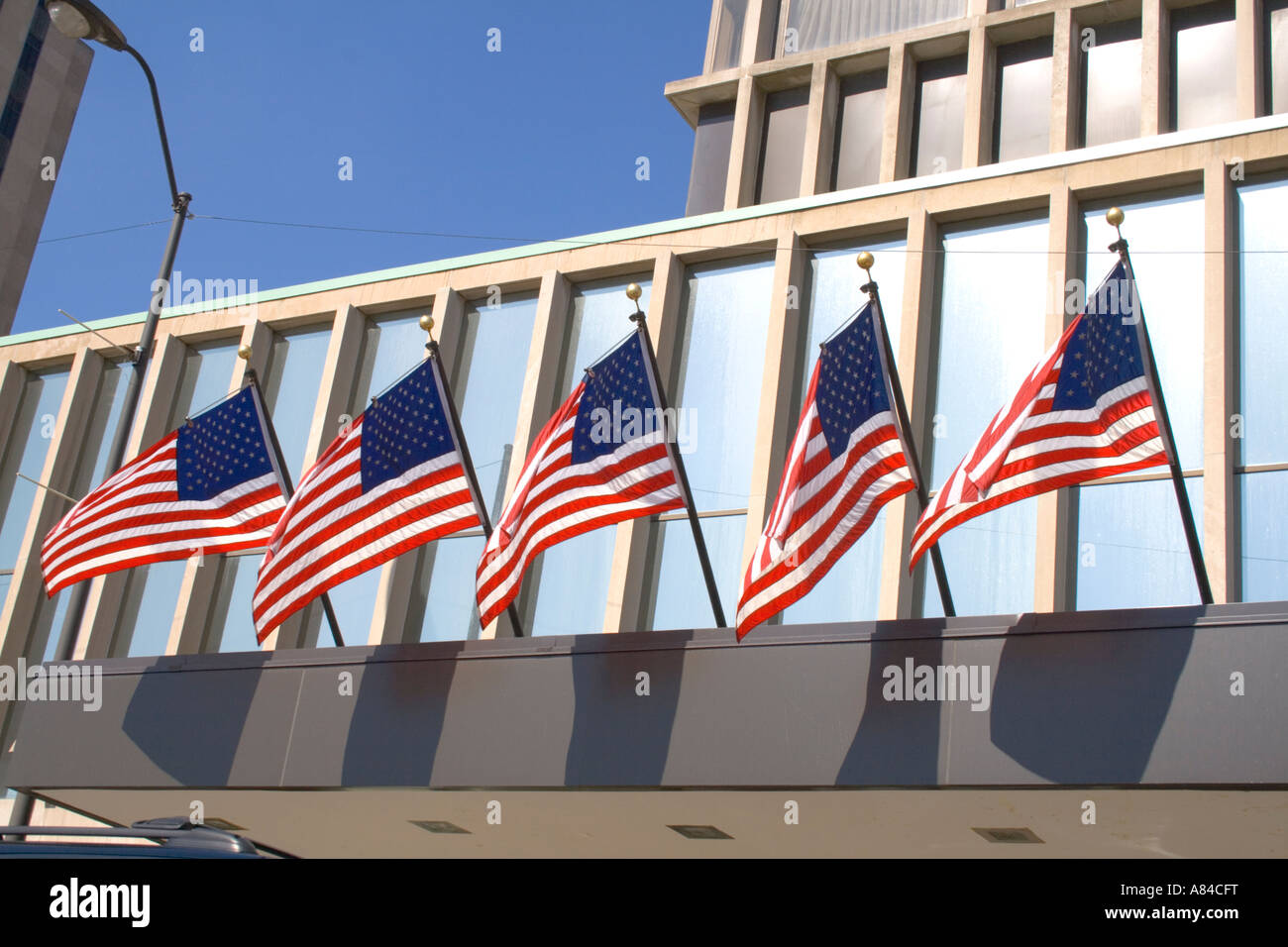 Drapeaux américains sur le Crown Plaza Hotel. Le centre-ville de 'St Paul' Minnesota USA Banque D'Images