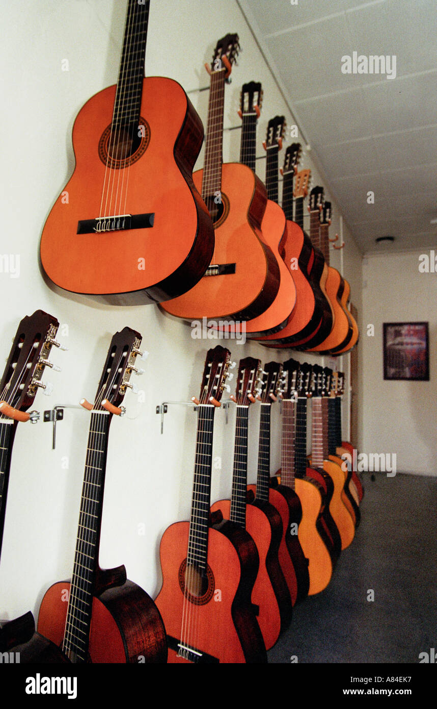 Örebro Suède rangée de guitares en dehors d'une classe de musique Banque D'Images