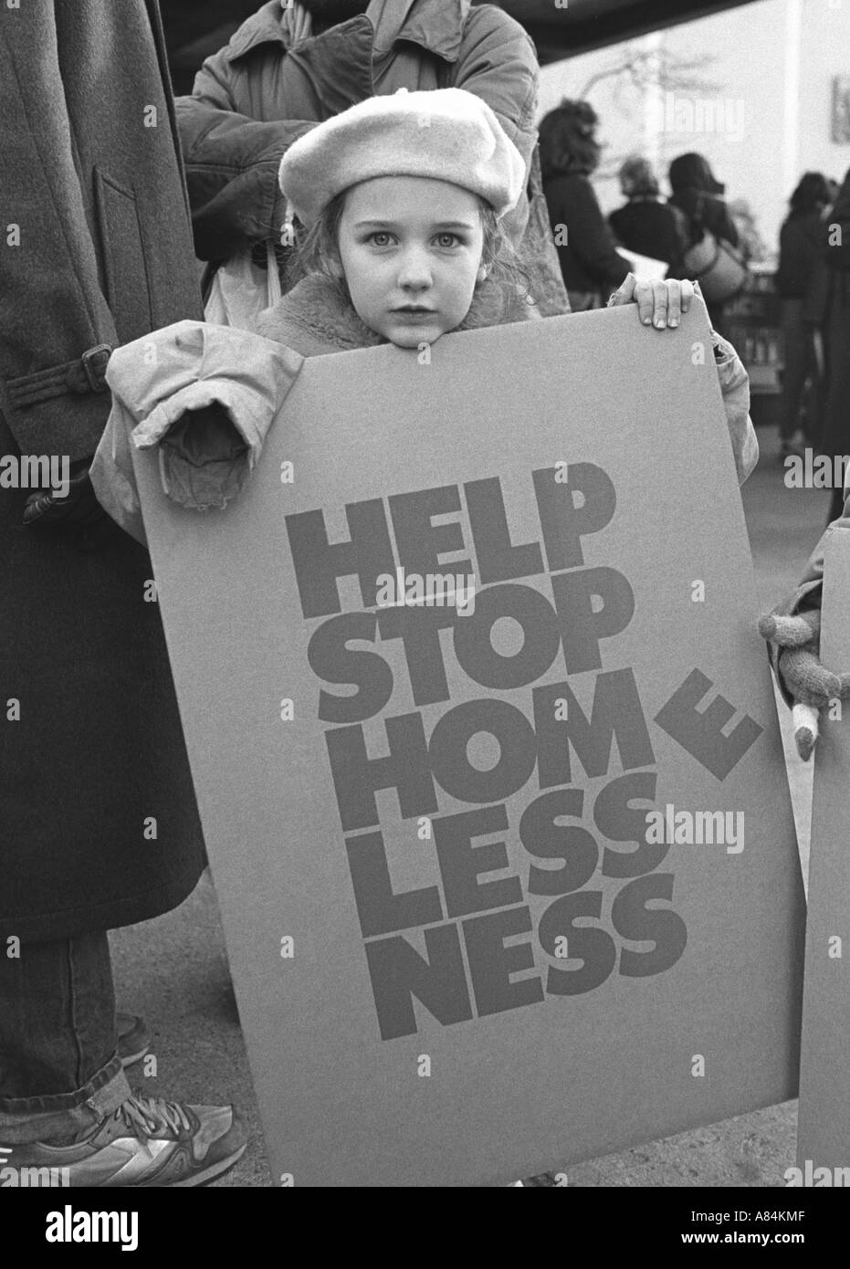 Jeune fille avec placard portant l'attention sur le sort des sans-abri à New York CityCaucasian Banque D'Images