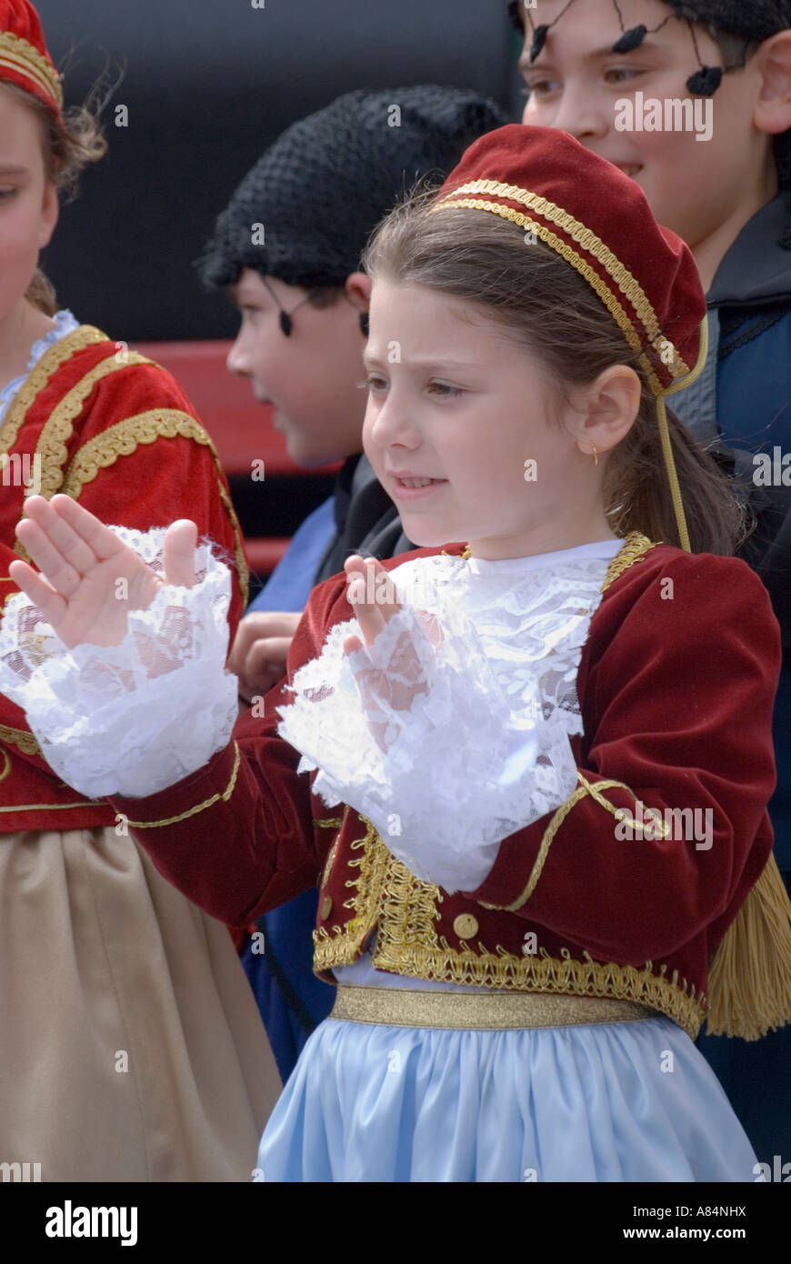 Enfants australiens d'origine grecque à célébrer une fête en costume traditionnel Banque D'Images