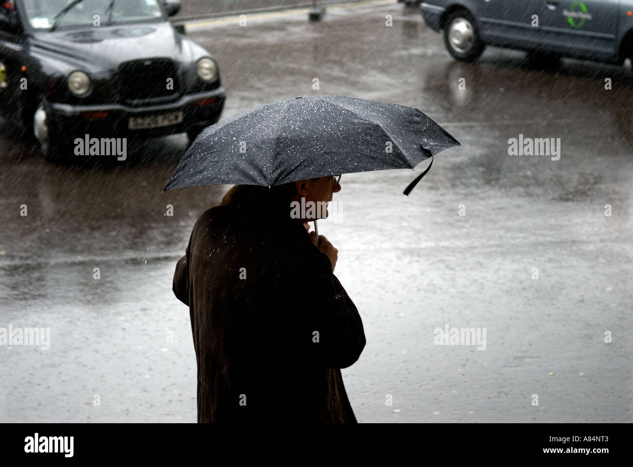 Londres sous la pluie. L'homme à Londres, en Angleterre sous la pluie. Banque D'Images