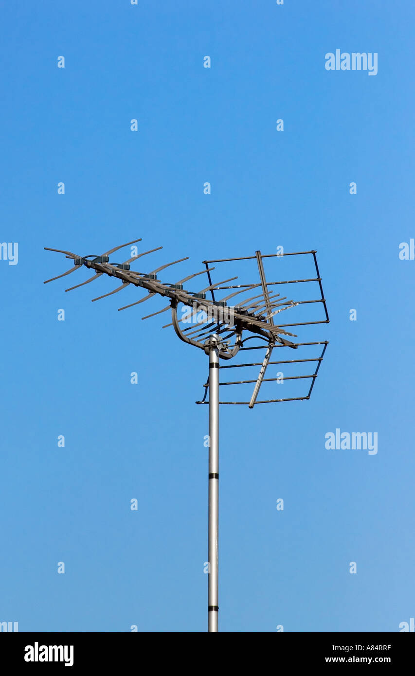 TV par antenne pour la réception de la télévision analogique ou numérique  contre un ciel bleu au-dessus d'un toit-Londres Photo Stock - Alamy