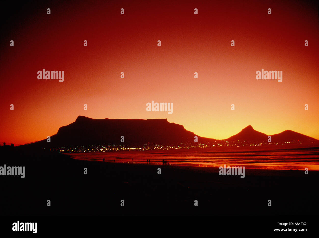 Afrique du Sud. Cape Town. Vue sur la baie et la montagne de la table au coucher du soleil. Banque D'Images